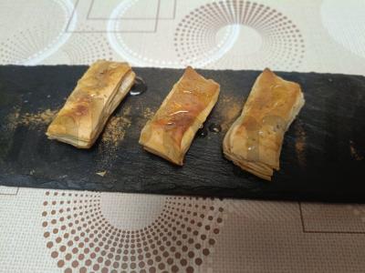 Sluoksniuotos tešlos pyragėliai su topinambūrų sirupu pagrindine nuotrauka