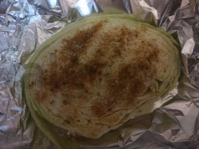 Keptas kopūstų steikas su korėjietiška morkų salotomis ir kiaušiniu Žingsnis 1