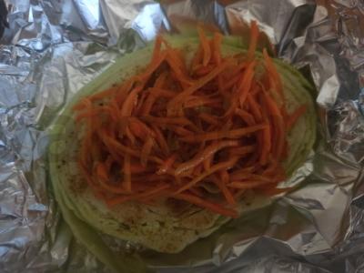 Keptas kopūstų steikas su korėjietiška morkų salotomis ir kiaušiniu Žingsnis 2