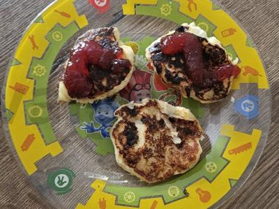 Varškės blynai su termostatu persikų jogurtu pagrindine nuotrauka