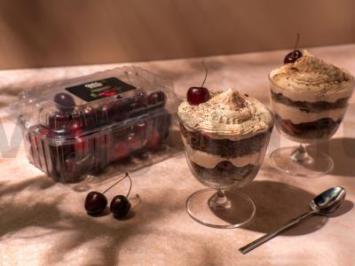 Tortas su vyšniomis stiklinėje pagrindine nuotrauka