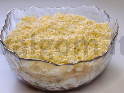 Sluoksniuotas salotas su rūkytomis žuvimis ir kriaušėmis pagrindine nuotrauka