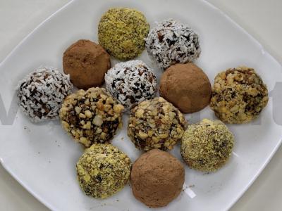 Džiovintų vaisių ir graikinių riešutų saldainiai pagrindine nuotrauka