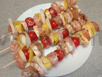 Daržovių ir vištienos krūtinėlės šašlykai su naršarab padažu Žingsnis 8