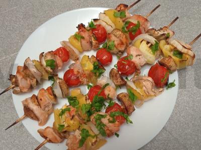 Daržovių ir vištienos krūtinėlės šašlykai su naršarab padažu pagrindine nuotrauka