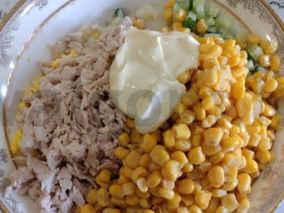 Vištienos, agurkų ir kukurūzų salotas Žingsnis 4