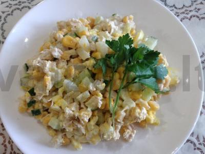 Vištienos, agurkų ir kukurūzų salotas pagrindine nuotrauka