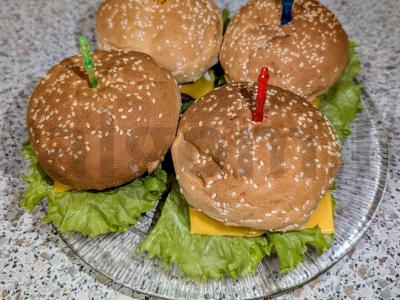 Klasikiniai burgeriai su vištienos kotletais pagrindine nuotrauka