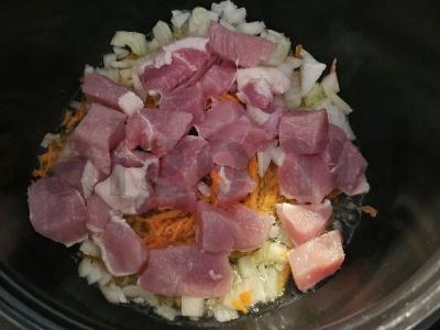 Bulguro plovas su kiauliena ir daržovėmis Žingsnis 3