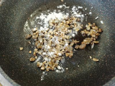 Grybų padažas su žemės riešutais Žingsnis 3