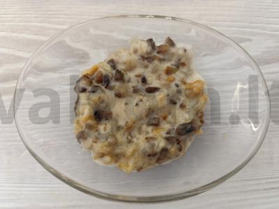 Grybų padažas su žemės riešutais pagrindine nuotrauka