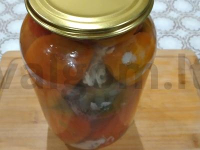 Marinuoti pomidorai su česnaku žiemai pagrindine nuotrauka