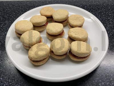 Sausainiai-sandwich su aviečių džemu Žingsnis 9