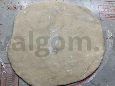 Pica su mocarela, kiauliena, pomidorais ir varške Žingsnis 2