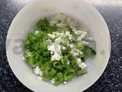 Pica su mocarela, kiauliena, pomidorais ir varške Žingsnis 4