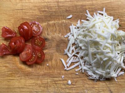 Pica su mocarela, kiauliena, pomidorais ir varške Žingsnis 5