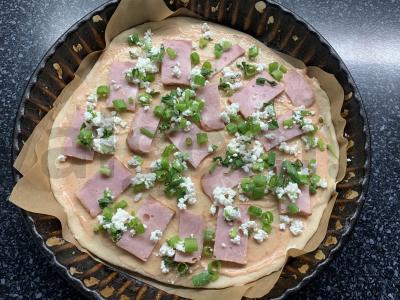 Pica su mocarela, kiauliena, pomidorais ir varške Žingsnis 8