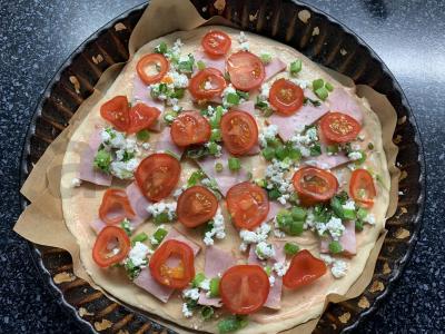 Pica su mocarela, kiauliena, pomidorais ir varške Žingsnis 9