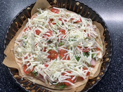 Pica su mocarela, kiauliena, pomidorais ir varške Žingsnis 10