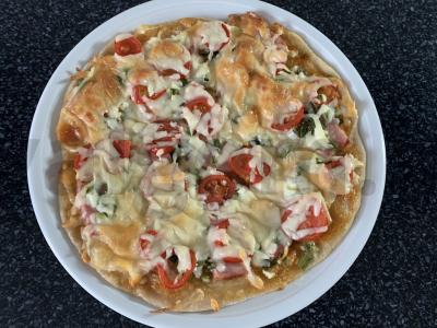 Pica su mocarela, kiauliena, pomidorais ir varške Žingsnis 11