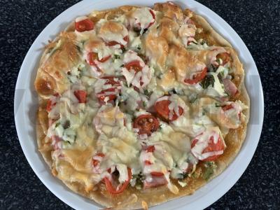 Pica su mocarela, kiauliena, pomidorais ir varške pagrindine nuotrauka