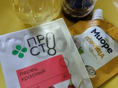 Vištienos sparneliai aštriame marinate su bulvėmis ir cukinijomis Žingsnis 2