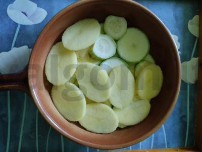 Vištienos sparneliai aštriame marinate su bulvėmis ir cukinijomis Žingsnis 4