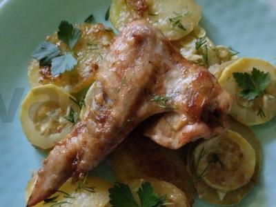 Vištienos sparneliai aštriame marinate su bulvėmis ir cukinijomis pagrindine nuotrauka