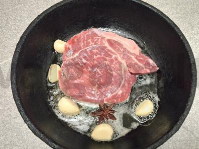 Jautienos steikas, keptas kvapniu sviestu Žingsnis 2