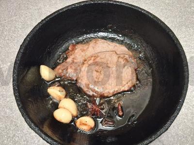 Jautienos steikas, keptas kvapniu sviestu Žingsnis 3