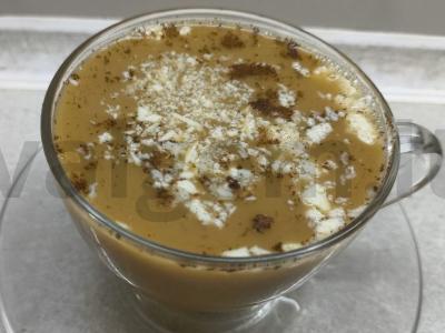 Kava su cinamonu ir baltuoju šokoladu pagrindine nuotrauka