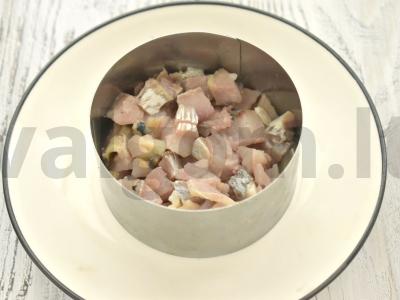 Salotas „Silkė po kailiu“ be morkų Žingsnis 1