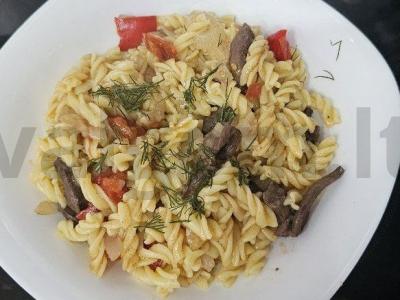 Makaronai su daržovėmis ir širdelėmis pagrindine nuotrauka