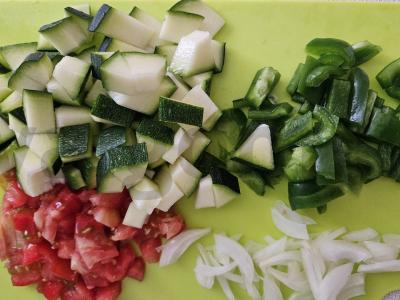 Šakšuka su daržovėmis ir sūdytais žemės riešutais Žingsnis 1