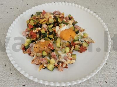 Šakšuka su daržovėmis ir sūdytais žemės riešutais pagrindine nuotrauka