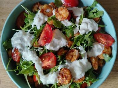 Salotas su krevetėmis ir stracciatella pagrindine nuotrauka