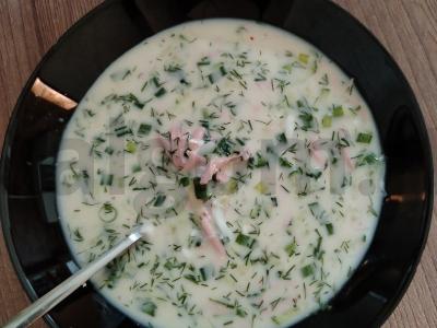 Okroška su kefyru, dešra ir žolelėmis pagrindine nuotrauka