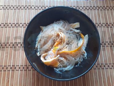 Funchosa su aštriu kiaušinių blynu pagrindine nuotrauka