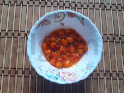 Juodasis arbata su šaltalankiais, čiobreliais ir raudonėliais Žingsnis 1