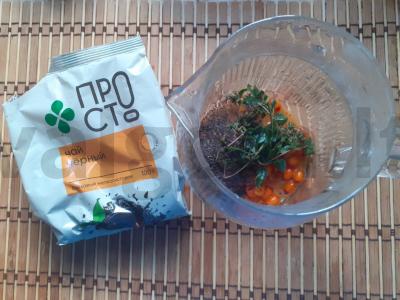 Juodasis arbata su šaltalankiais, čiobreliais ir raudonėliais Žingsnis 2