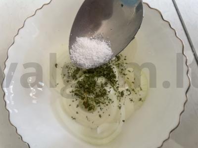 Marinuoti svogūnai su actu ir aviečių džemu Žingsnis 3