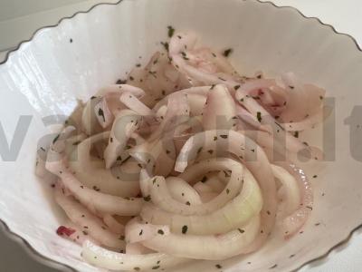 Marinuoti svogūnai su actu ir aviečių džemu pagrindine nuotrauka