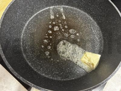 Kvapni bulvės su sviestu keptuvėje Žingsnis 2