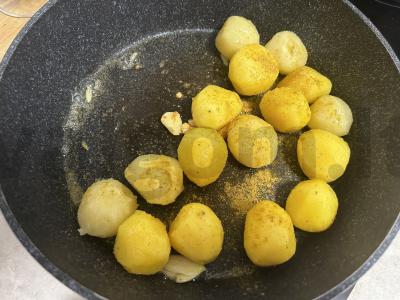 Kvapni bulvės su sviestu keptuvėje Žingsnis 5