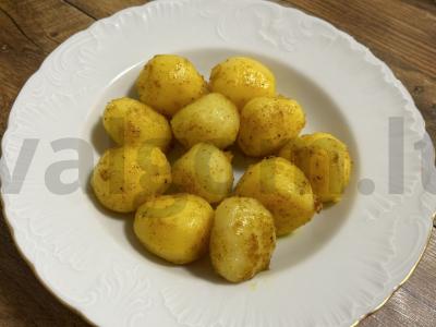 Kvapni bulvės su sviestu keptuvėje pagrindine nuotrauka