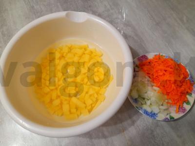 Sriuba ant mėsos sultinio su vermišeliais ir prieskoniais Žingsnis 1