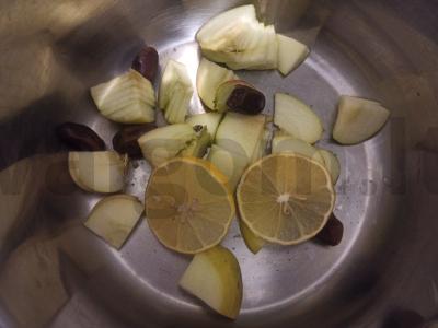 Šviežių obuolių kompotas su citrina ir džiovintomis datulėmis Žingsnis 2