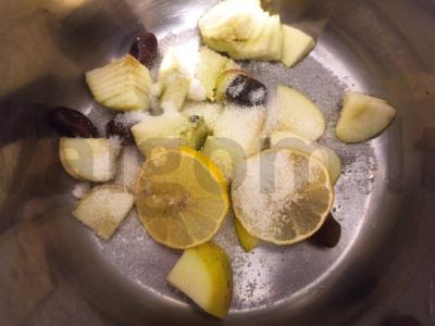 Šviežių obuolių kompotas su citrina ir džiovintomis datulėmis Žingsnis 3