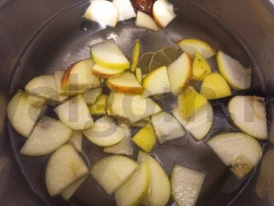 Šviežių obuolių kompotas su citrina ir džiovintomis datulėmis Žingsnis 4