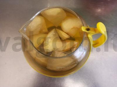 Šviežių obuolių kompotas su citrina ir džiovintomis datulėmis pagrindine nuotrauka